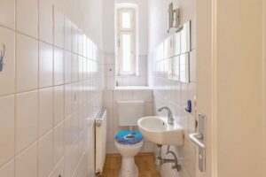 Separates WC mit Fenster