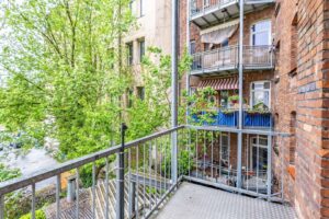 Urbaner Balkonblick mit viel Grün