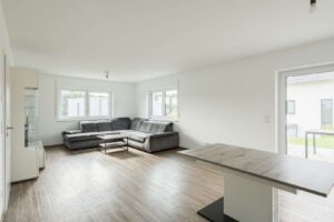 Großzügiges Wohnzimmer mit offener Gestaltung und Zugang zur Terrasse