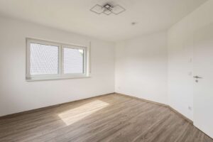 Großzügiges Kinderzimmer mit viel Platz zum Spielen & Lernen
