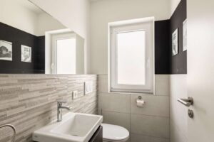 Modernes Gäste-WC mit Fenster