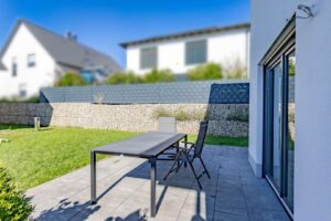 Ruhige und gemütliche Südwest-Terrasse mit Garten – Ihr privater Außenbereich