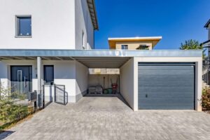 Überdachter Carport mit zusätzlicher Garage