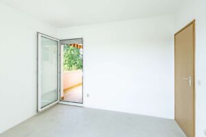 Schlafzimmer mit Zugang auf die Loggia