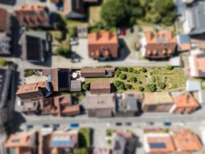 Außergewöhnliche Grundstückstiefe auf einen Blick: Historisches Haupthaus, Innenhof, Scheunen und weitläufiger Garten bilden ein zusammenhängendes Anwesen