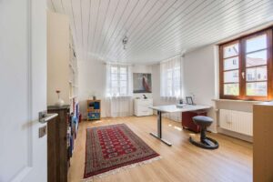 Charme trifft Wohnkomfort: Restaurierte Sprossenfenster und hochwertiger Vinylboden