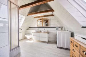 Charakter bis ins Detail: Die sichtbare Balkenkonstruktion verleiht dem Badezimmer im Dachgeschoss eine besondere Raumwirkung