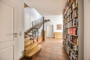 Offenes Treppenhaus mit großzügiger Raumwirkung: Bewusst erhalten und prägend für den Charakter des Haupthauses