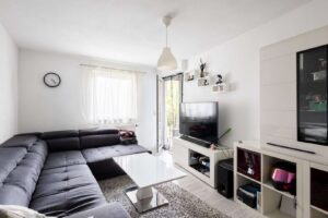Heller Wohnbereich mit direktem Terrassenzugang