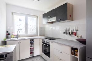 Separate Küche mit Einbauküche