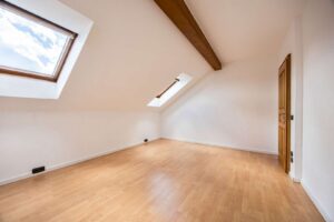 Gemütliches Schlafzimmer unter der Dachschräge