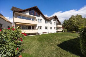 Attraktive Außenansicht des Wohnhauses mit Garten