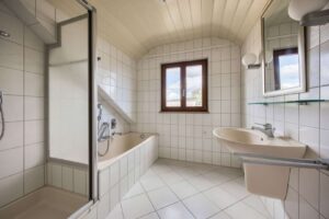 Gepflegtes Badezimmer mit Wanne, Dusche und Tageslicht