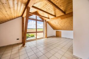 Dachbereich mit großem Panoramafenster und Weitblick über die Felder