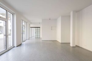 Einladender Gewerberaum mit großen Schaufensterflächen