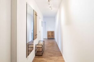 Heller Eingangsbereich mit Zugang zu allen Räumen